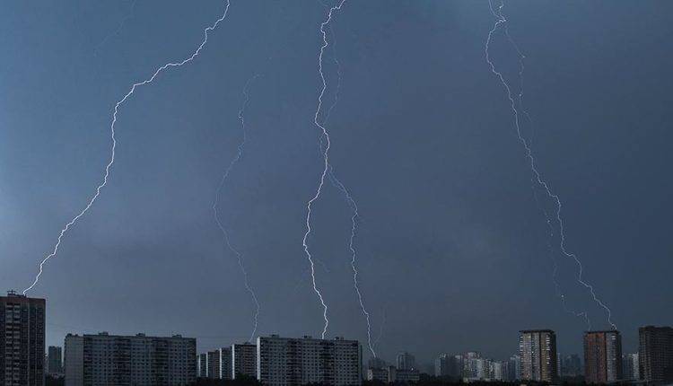 Синоптики спрогнозировали грозы в начале недели в Москве