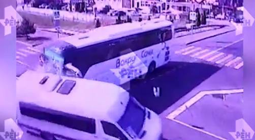 Камера сняла момент столкновения автобусов в Сочи, где пострадали 26 человек