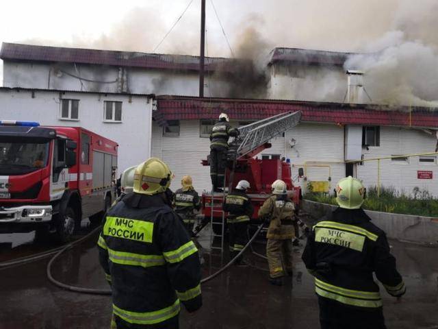 Пожар произошел на крыше торгового центра в Тульской области