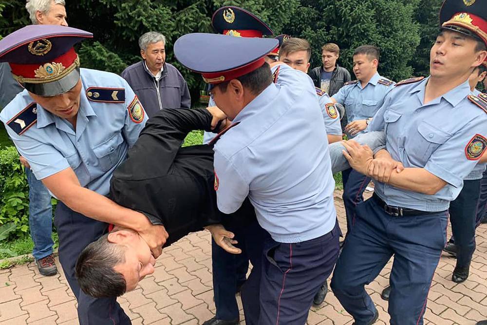 В Казахстане, где проходят президентские выборы, задержали больше 100 человек