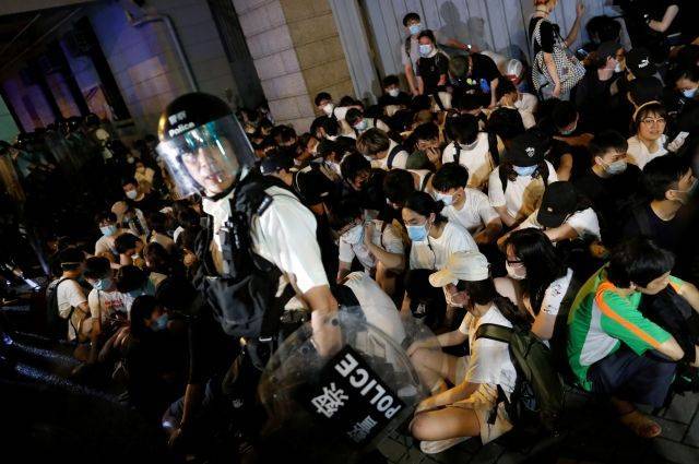 В Гонконге полиция для разгона протестующих применила газ