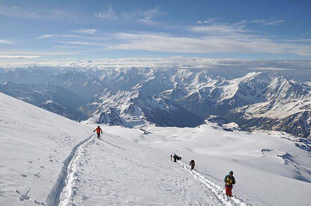 На Эльбрусе умер один из заблудившихся альпинистов