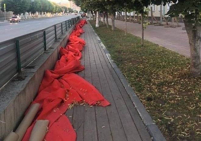 Фото: ковровую дорожку с «Большого выпускного» бросили у стройки музея Кремля