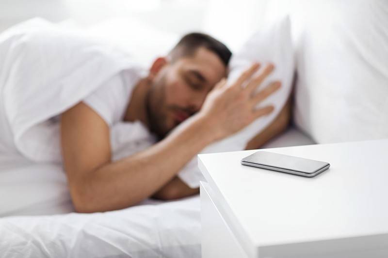 Ученые предупредили о страшных последствиях сна рядом со смартфоном