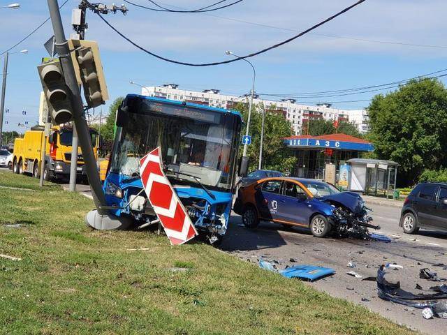Мосгортранс прокомментировал ДТП с автобусом и машиной каршеринга на юге столицы