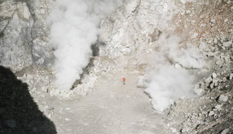 Курильский вулкан Эбеко выбросил столб пепла высотой 4,5 километра