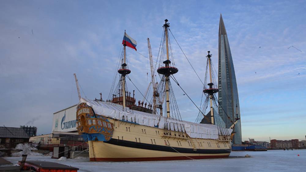 Знаменитый корабль петровских времен "Полтава" пришвартуется у Английской набережной Петербурга