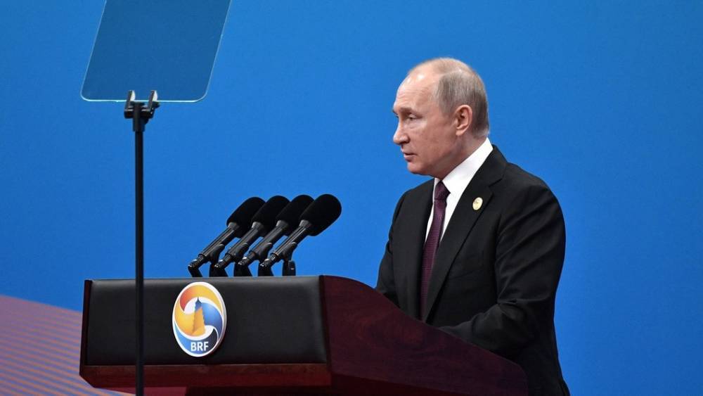 Не вскочил, а проявил уважение: Путин поразил участников Европейских игр в Минске своей реакцией на украинский гимн