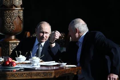 Путин и Лукашенко неформально встретились в беседке президента Узбекистана