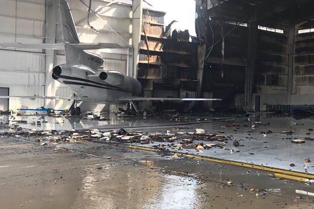 В Техасе частный самолет врезался в здание, десять человек погибли