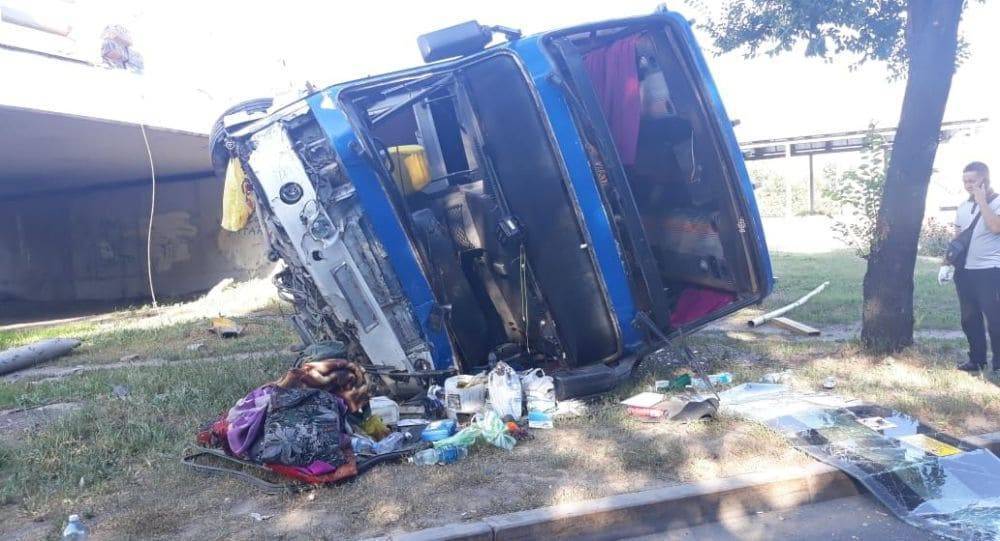 Автобус с пассажирами упал с развязки в Алматы (фото, видео)