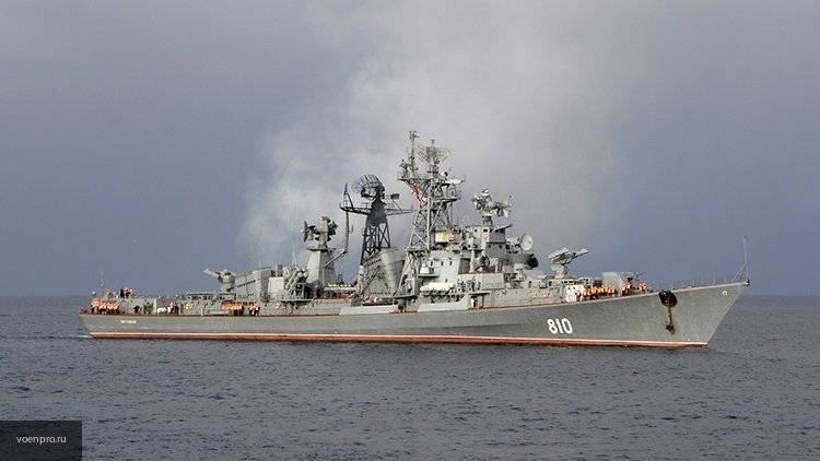 Российский корабль «Сметливый» ведет наблюдение за эсминцем США в Черном море