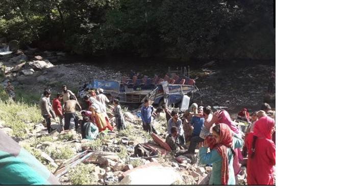 В Индии автобус сорвался в ущелье, 33 человека погибли