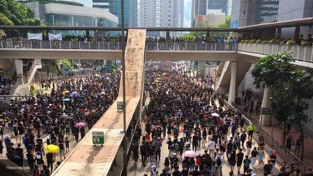 Протестующие в Гонконге попытались штурмом взять здание парламента