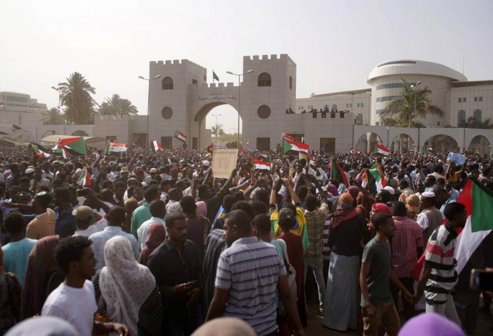 Тысячи человек вышли на улицы в Судане с требованием передать власть гражданскому правительству