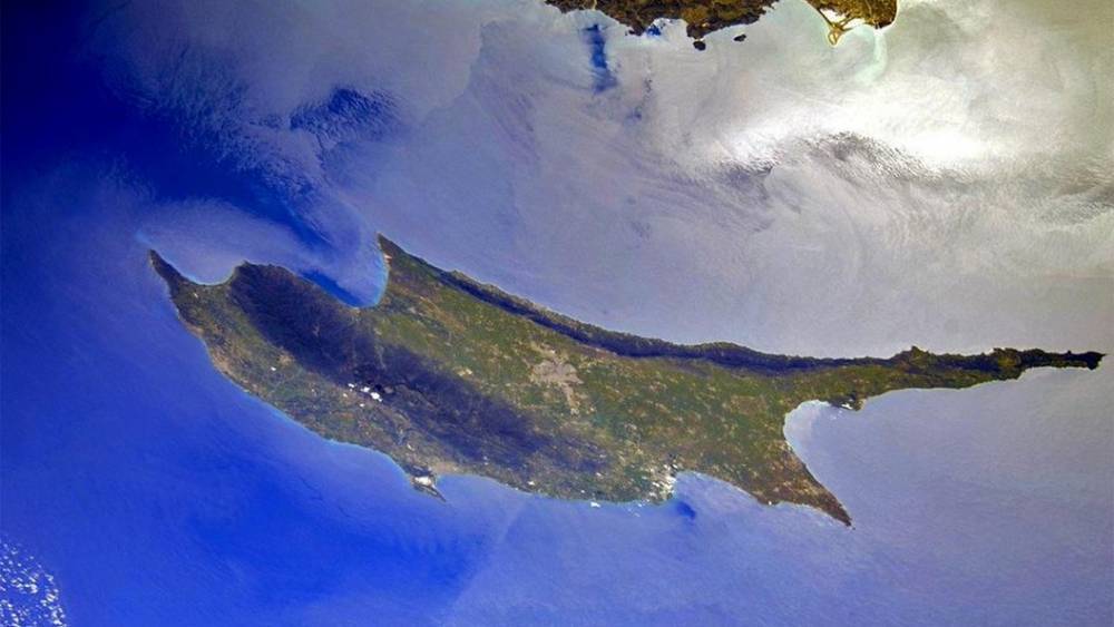 Зенитная ракета или военный самолет? С громкими взрывами на Кипре упал светящийся объект - СМИ