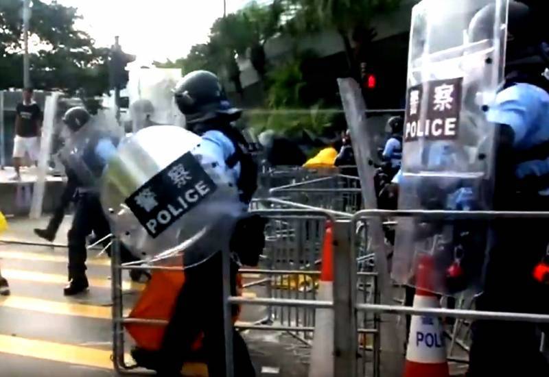 Массовые беспорядки в Гонконге: жители штурмуют городской парламент