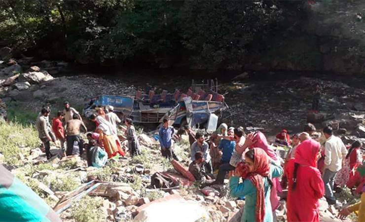 В Индии пассажирский автобус упал в ущелье, погибли 33 человека