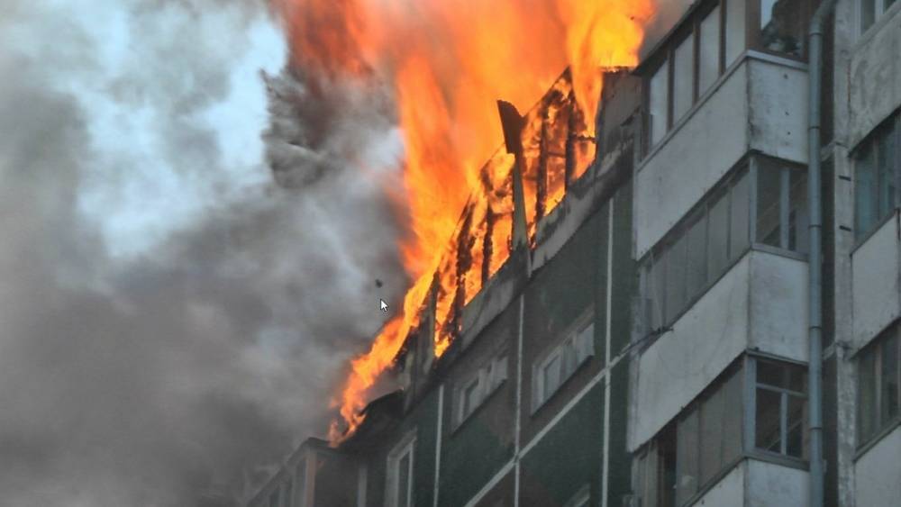 В Красноярске горит пятиэтажное общежитие, жильцы спасаются на балконах