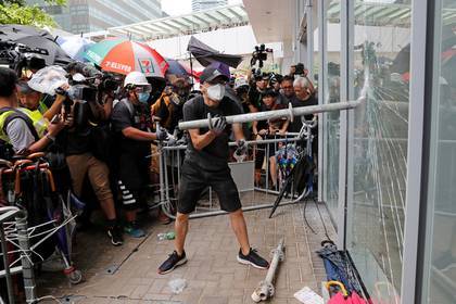 Демонстранты в Гонконге пошли на штурм парламента