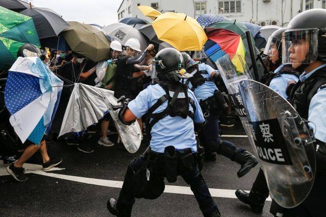 В Гонконге протестующие попытались взять здание заксобрания штурмом