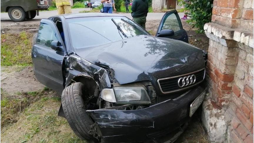 В Кировской области автоледи на «Ауди» протаранила «УАЗ» и врезалась в дом
