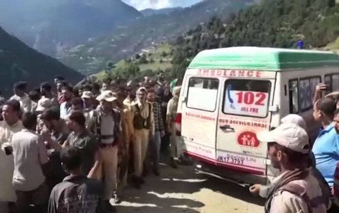 В Индии пассажирский автобус рухнул в ущелье: десятки человек погибли – фото с места ДТП
