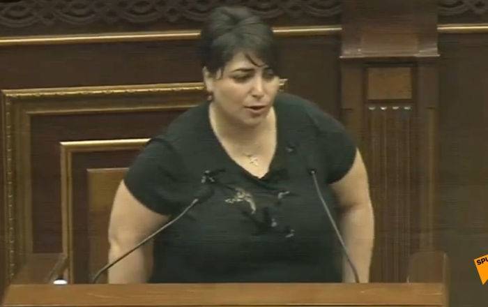 Упала прямо с трибуны парламента, но в ВСС Армении не попала: видео о ЧП с Анной Маргарян