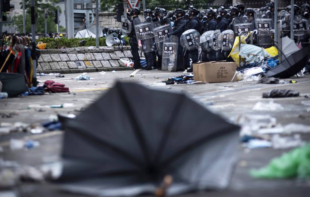 В Гонконге массовые беспорядки: протестующие штурмуют парламент