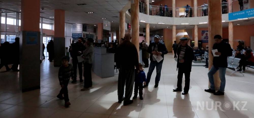 "Не можем даже забрать документы": очереди в спецЦОНах возмутили казахстанцев
