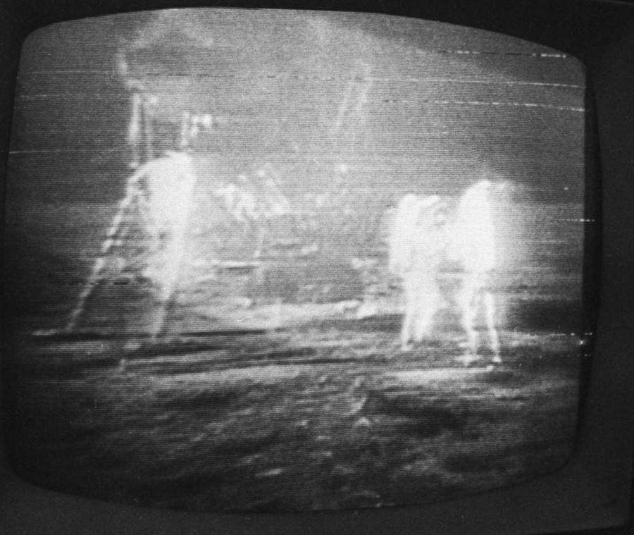 Единственную видеозапись первых шагов человека на Луне продадут