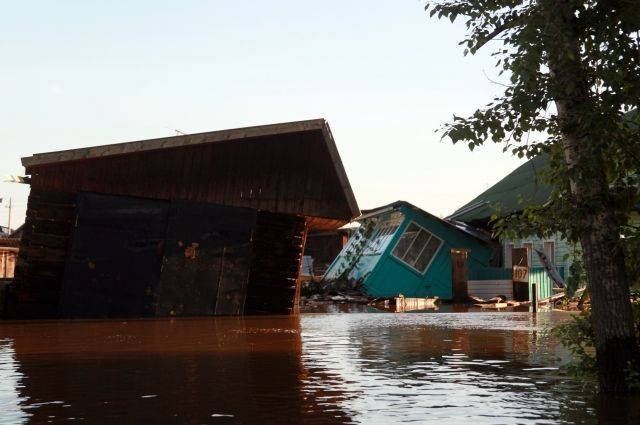 В Тулуне унесенные рекой дома образовали затор у трассы «Сибирь»