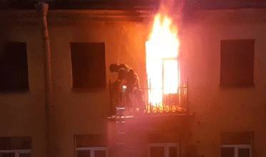 Петербургский пожарный собой закрыл голую девушку на горящем балконе.