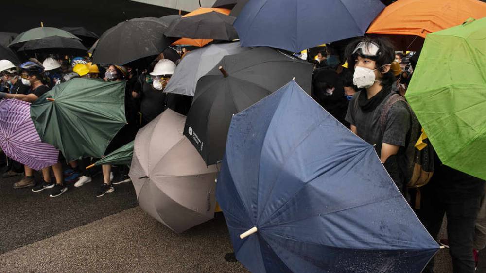 "Ситуация непредсказуема, такого никогда не было": Протестующие в Гонконге штурмуют правительственные здания с зонтиками