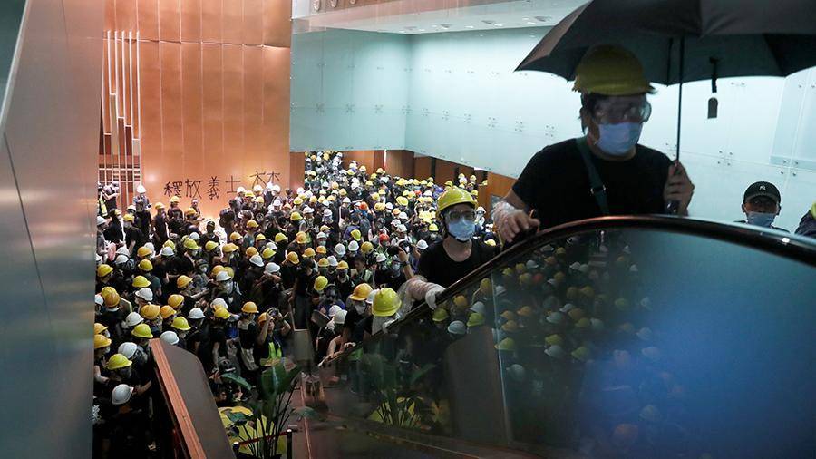 Участники протестов в Гонконге прорвались в здание парламента