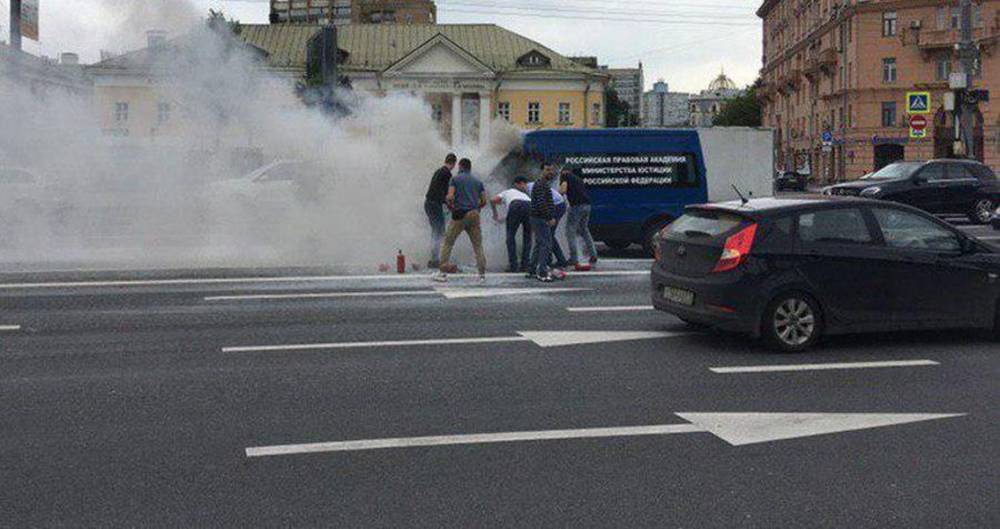 Фургон загорелся в центре Москвы