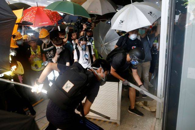 В заксовете Гонконга впервые в истории объявлена полная эвакуация