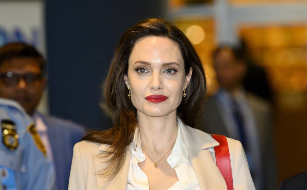 Истощенная Аджелина Джоли находится на грани смерти: "Ешь или умрешь"