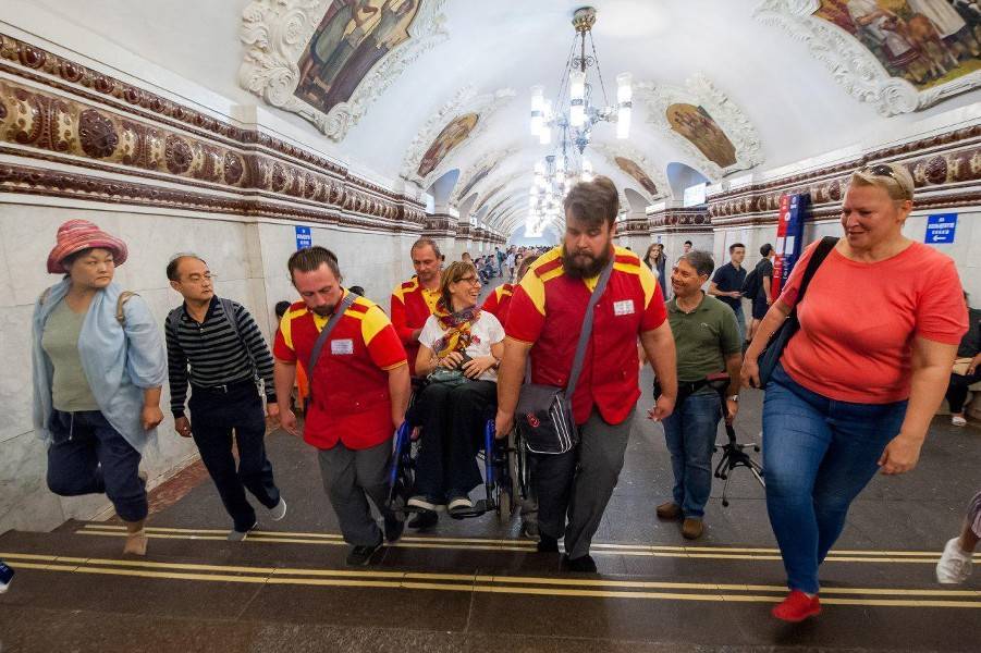 В метро начали сопровождать маломобильных пассажиров до Исторического музея