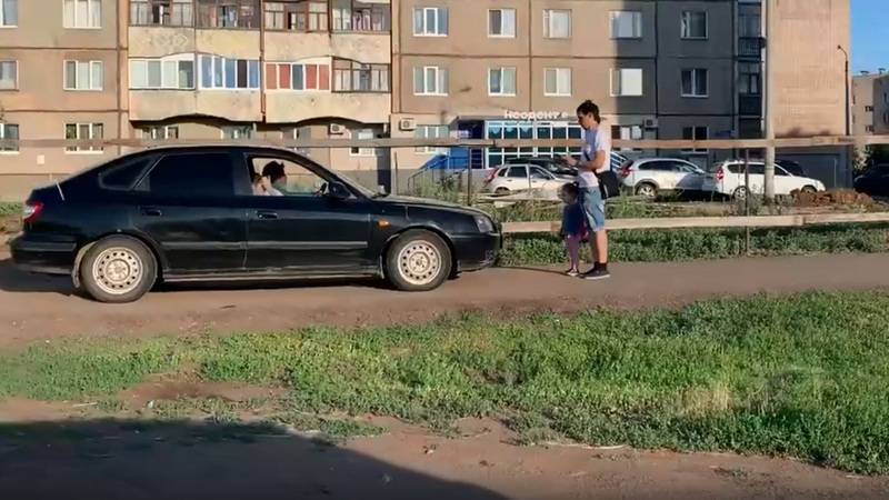 В Башкирии папа с дочкой прогнал автоледи с пешеходной дороги