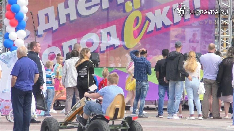 Молодежи Ульяновска показали выставку ретроавтомобилей, электрокаров и парад колясок