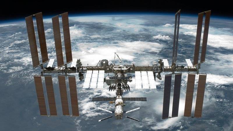 Высоту орбиты МКС увеличат в среду почти на километр