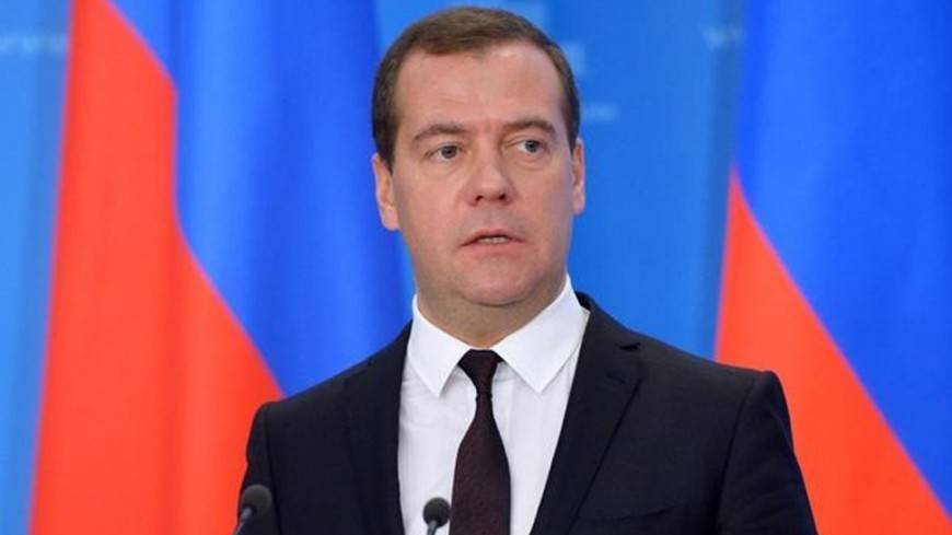 Медведев призвал за шесть лет вдвое уменьшить число бедных