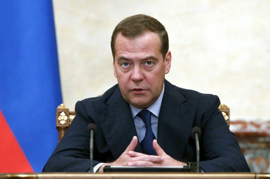 Медведев поручил вдвое уменьшить число людей с доходами ниже прожиточного минимума