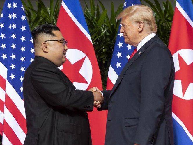 Дональд Трамп и Ким Чен Ын пожали друг другу руки на межкорейской границе