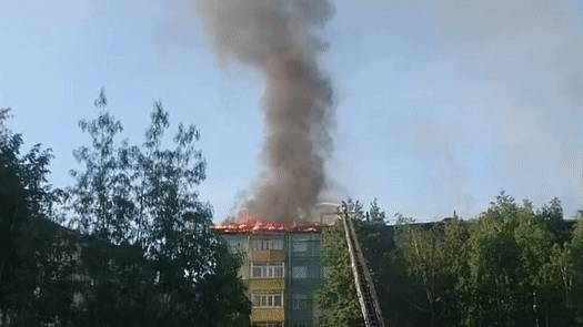 Во время пожара в жилой пятиэтажке в Нижневартовске прогремел взрыв.