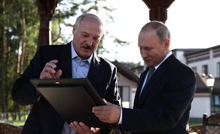 Фотофакт. Лукашенко вручил Путину подарки