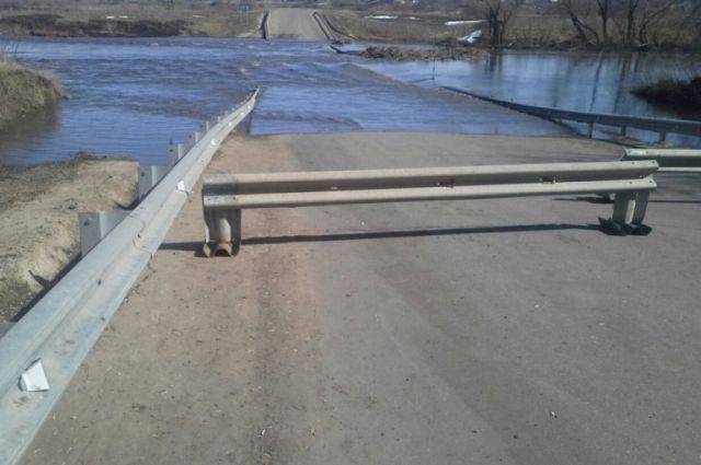 В Бурятии паводковые воды подтопили несколько мостов и дорог