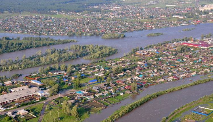Дома плывут: улицы в иркутских городах превратились в реки