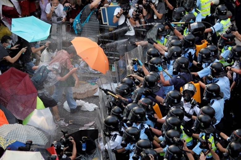 Участники акций протеста в Гонконге ворвались в здание Законодательного совета